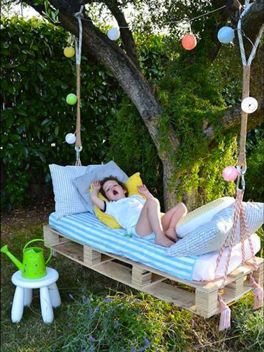 Faire une balancelle avec une palette bois et un matelas pour la sieste dans le jardin les enfants vont adorer s'allonger sur le matelas confortable