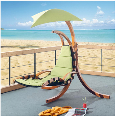 Une balancelle originale aux formes futuristes pour profiter du soleil à l'abris du parasol. Pied et structure en bois de mélèze, coussins toile polyester disponible couleur écrue et vert amande chez Cocktail Scandinave 