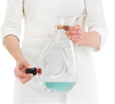 nettoyer une carafe à vin avec une brosse magnétique de parties