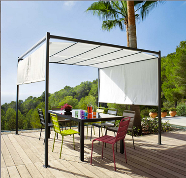 chaise de jardin métal Batignoles aux couleurs acidulées et taupe de Maison du Monde pour une terrasse conviviale à l'abri de la tonnelle acier et toile écrue
