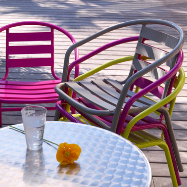 Des couleurs pop pour des chaises de jardin empilables style bistrot à La Redoute 