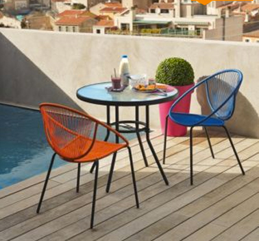 fauteuil de jardin esprit rétro, tressé couleur orange et bleu avec table ronde en acier et plateau de verre chez Alinéa