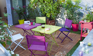chaises et table de jardin pliantes style bistrot de couleur violet et vert anis bien pratique sur un balcon ou une petite terrasse. Disponible chez Castorama