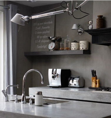 Peinture murs cuisine couleur taupe mise en valeur avec des étagères chocolat et un plan de travail en pierre gris clair, un mélange de style pour une déco rétro chic
