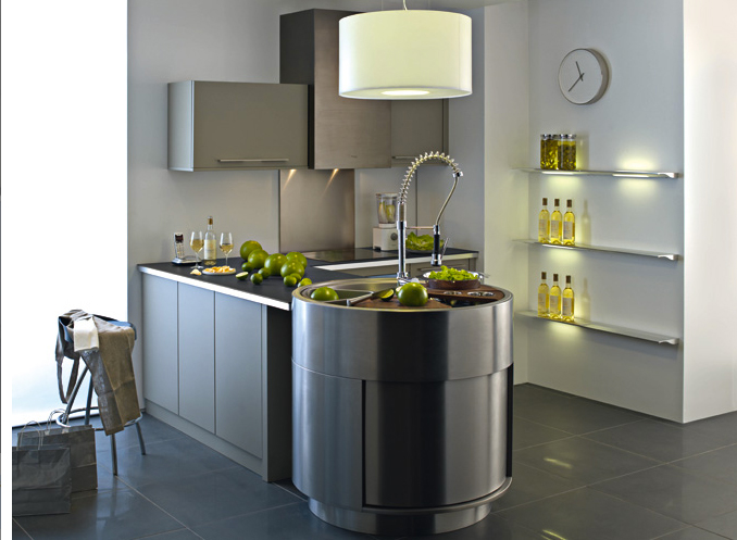 Style design pour une petite cuisine aménagée Darty avec des meubles hauts couleur taupe et îlot rond laqué gris anthracite. Peinture murs gris perle et crédence en verre teinté taupe.
