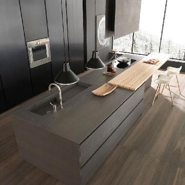Cuisine taupe design italien Modulnova Design et matériaux nobles se rencontrent dans cette cuisine taupe où le noir, le bois et l’inox s'orchestrent pour souligner l'ambiance minimalisme et chaleureuse de l'espace. L'îlot central taupe, coeur du foyer de cette cuisine ultra moderne regroupe la zone de travail et le bar tandis que le grand placard noir aménagé en parallèle dissimule l’électroménager derrière ses portes coulissantes. Cuisine Modulnova modèle Blade.