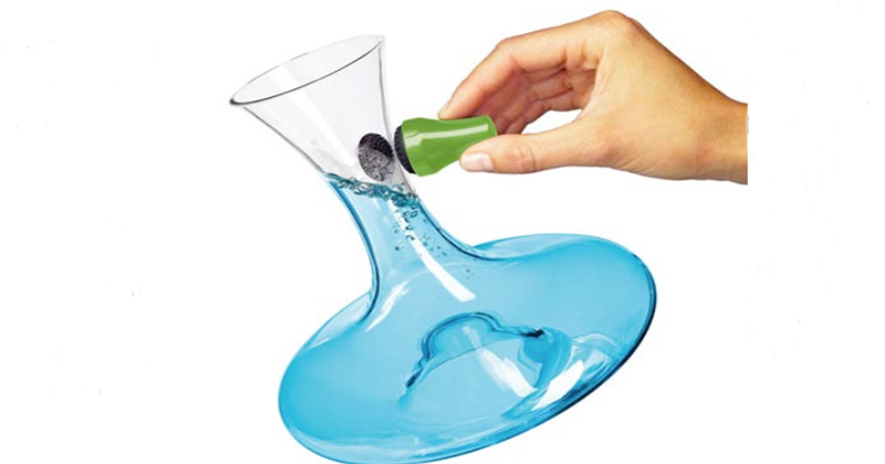 comment nettoyer une carafe à vin avec une brosse magnétique