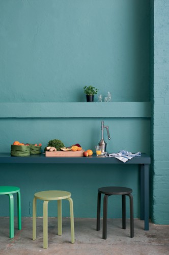Peinture cuisine acrylique verte pour les murs. Pour peindre la table une peinture laque aspect satin couleur bleu pétrole, tabourets peints nuance de vert et noir. Peinture Astral