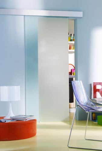 Une Porte coulissante en-verre pour séparer une petite cuisine ouverte sur salon Installer une porte coulissante en verre dépoli pour séparer une petite cuisine du salon pour gagner de la place et de la luminosité dans les deux pièces Porte en verre Réf Kidal chez Castorama