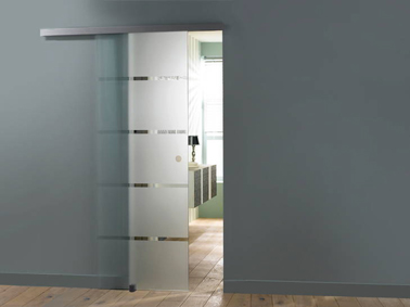 Pour séparer deux pièces dans un appartement moderne, optez pour une porte coulissante en verre trempé pour son effet design sur un mur gris. Réf : Miami Artens chez Leroy Merlin