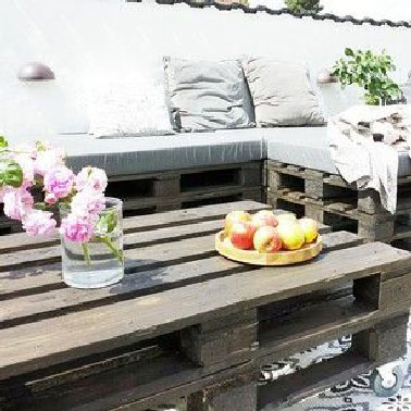 Simplissime la fabrication de ce salon de jardin en palette qui permet en plus un retour en angle. La banquette est assemblée par la répétition de blocs de 3 palettes posées l'une sur l'autre qui prennent appui sur le mur qui sert de dossier. le confort est assuré par les coussins.