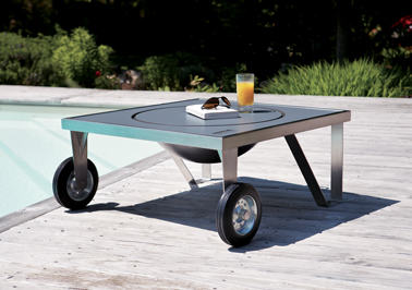 Petite, compacte, la table brasero en inox qui se déplace facilement grâce à ses roulettes. Modèle Zenzo, Dim : 78 x 78 x 37 cm Happinox