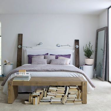 idée déco chambre avec une tête de lit esprit récup fabriquée avec un matelas de mousse et 2 planches de bois posées le long du mur sur lesquelles sont fixés deux lampes vintage