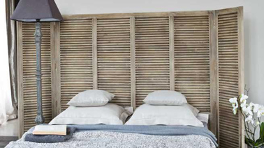 deco chambre esprit recup avec tête de lit fabriquée avec persiennes Une déco chambre adulte dans le pur esprit récup avec une tête de lit fabriquée avec des persiennes fixées au mur à la manière d'un paravent