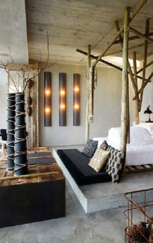 déco chambre avec lit baldaquin fabriqué avec des troncs de bois et plateau table basse en planches de récup