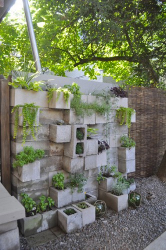 jardinières encastrées dans murs en parpaings Dans le jardin, montez un petit mur avec des parpaings en scellant quelques uns dans le sens inverse pour les transformer en jardinières. Un peu de terre, des plantes grasses, une idée déco sympa !