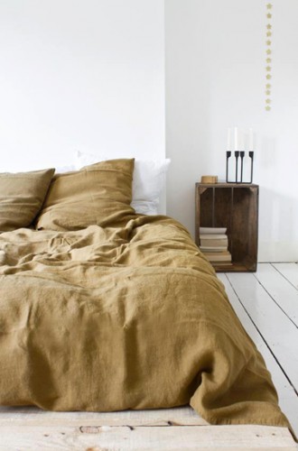 Une idée déco sympa pour une chambre zen avec une caisse de récup en bois pour faire office de table de nuit