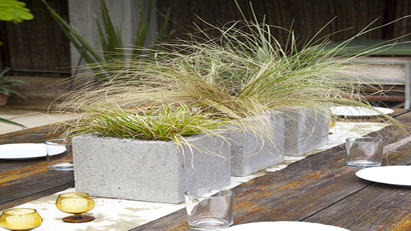 Du parpaing, pas banal de le transformer en élément déco ou pour faire un meuble de jardin en complément du bois. Découvrez nos idées déco jardin avec des parpaings pour fabriquer jardinière, banc et table.