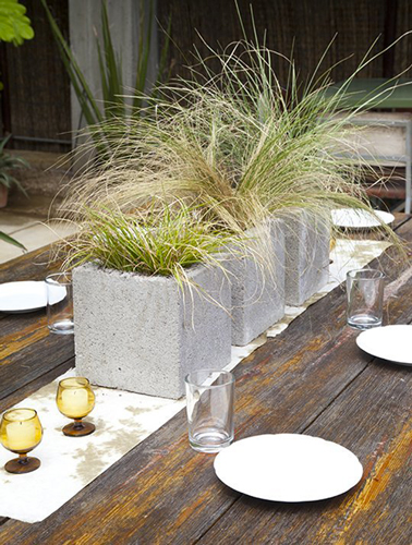 Des jardinières en parpaing pour décorer le chemin de table dans le jardin, La simplicité d'un décor champêtre !