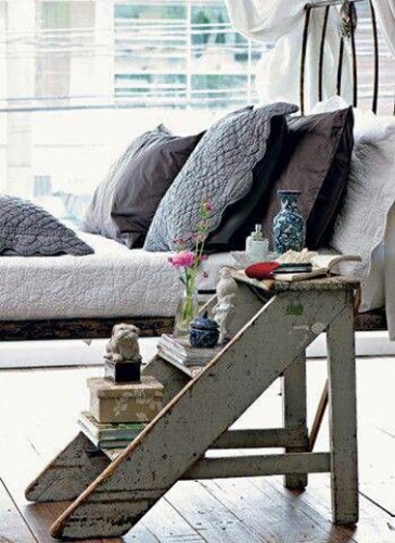 Déco chambre grise et blanche avec pour table de nuit un escabeau en bois 3 marches récupéré dans le grenier 