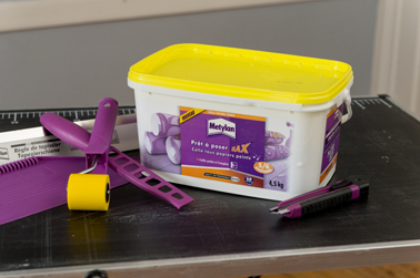 Pour une pose facile d'un papier peint pour décorer un soubassement utilisez Colle Prêt à poser Max Tous papiers-peints Métylan