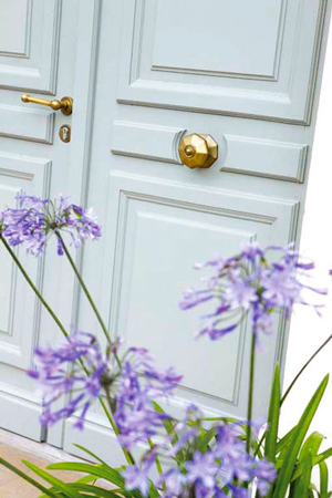 peinture bois extérieur pour une porte d'entrée accueillante peinte avec un beau bleu patiné du nuancier Aqua-Stop V33
