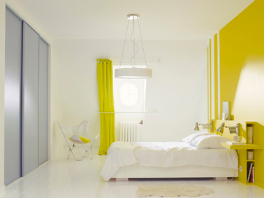 deco chambre avec peinture jaune Safran sur mur tête de lit Déco chambre jaune et blanc : Le mur de la tête de lit peint en jaune, égaye et illumine la peinture blanche de la chambre ! Peinture Jaune Safran Dulux Valentine