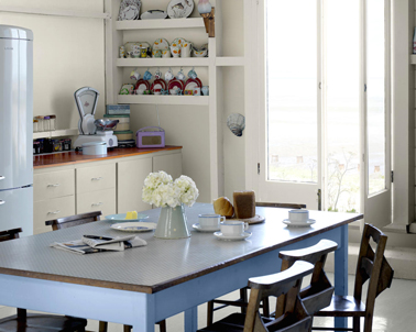 Cuisine rustique relookée avec la même peinture pour peindre les meubles et les murs couleur Lin Clair, les boiseries couleur Béton Gris et la table en bois couleur Bleuet. Peinture Cuisine&bain Dulux Valentine aspect satin