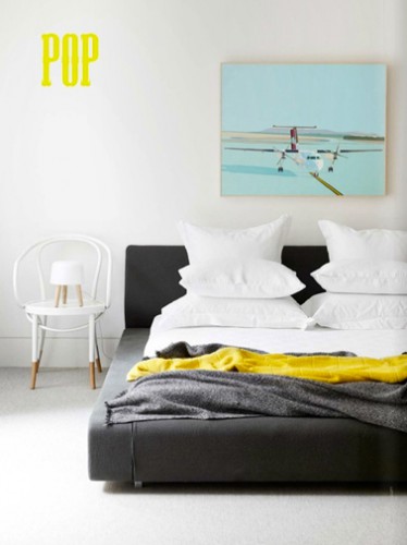 Un pochoir lettre POP couleur jaune pour réveiller la peinture blanche d'une chambre adulte 