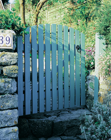 Une belle peinture bleu pour peindre le portail bois qui fait de l'effet à côté des murets de pierres du jardin ! Peinture pour bois extérieur Astral Protect'bois nuancier 23 couleurs prêtes à l'emploi