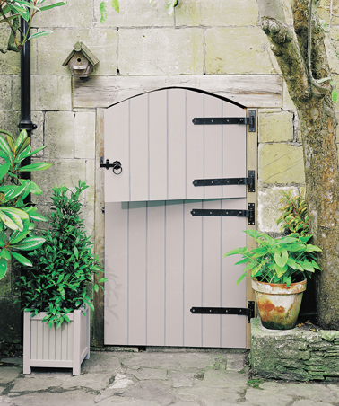 Porte de jardin peinte avec peinture bois extérieur Protect'Bois Astral couleur gris mouette dans le nuancier 26 couleurs peinture glycérol pour bois externe
