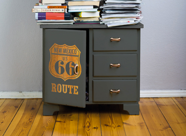 la commode repeinte avec peinture meuble satinée couleur gris béton et pochoir inversé motif Route 66 Maison Déco