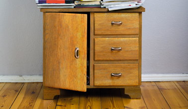relooker un meuble en bois avec un pochoir inversé et une peinture meuble gris satin photo avant