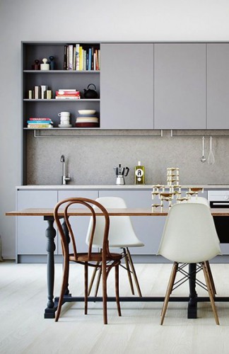 Repeindre ses meubles de cuisine avec trois teintes de gris c'est chic comme ici avec un gris souris, anthracite pour le meuble niche et nuage pour la crédence