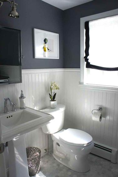 Une peinture grise dans une petite salle de bain c'est possible même lorsqu'elle est foncée. Pour conserver une bonne luminosité, le soubassement en lambris une peinture blanche aspect laque et des éléments sanitaires émail blanc.