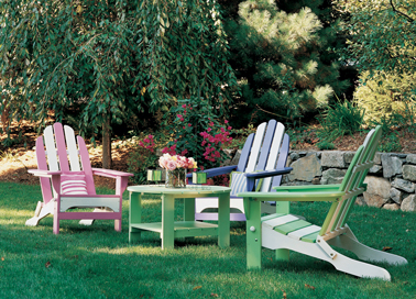 Un salon de jardin en bois repeint couleur rose, bleu, vert et blanc du nuancier Protect'Bois Astral
