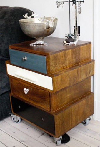 Table de nuit fabriquée avec 4 tiroirs de récup en bois montés sur roulettes. Les façades des tiroirs sont peintes aux couleurs de la chambres pour apporter une touche moderne