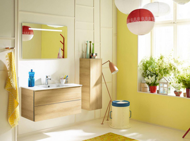 Peinture jaune, meubles chêne clair, des couleurs pour une salle de bain fraiche et lumineuse. Modèle Burgbad Espace Aubade