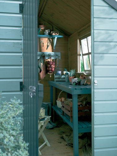  Repeindre un cabanon de jardin en fer avec deux couleurs de vert aspect brillant Peinture pour fer extérieur Astral 