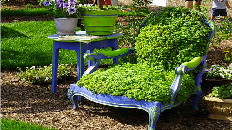 Idées déco récup pour faire jardinière et balançoire en bois avec des chaises de récup