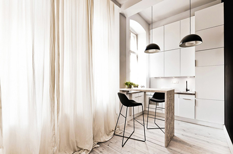 cuisine aménagée dans studio avec table coin repas fabriquée sur mesure
