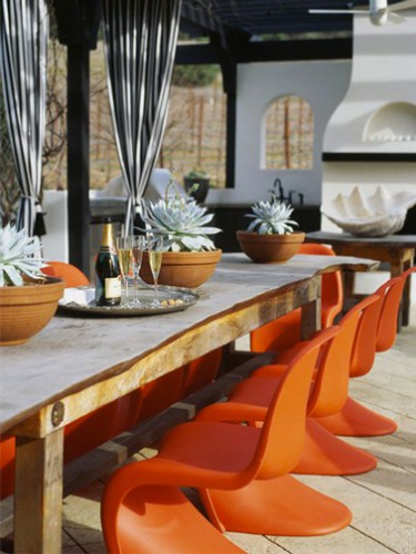 Cuisine extérieure sous patio déco orange et gris barbecue et four à pizza ciment blanc