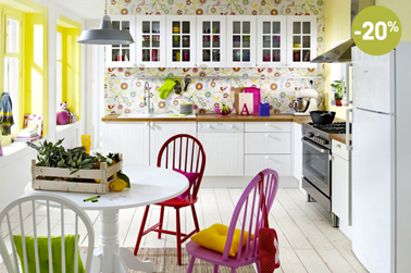 La cuisine blanche style maison de campagne un indémodable qui ne demande que des touches de couleurs par exemple avec des chaises rouges ou fushia pour la mettre en valeur