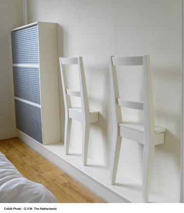 Des chaises en bois Ikéa devenue une décoration murale très originale dans la chambre