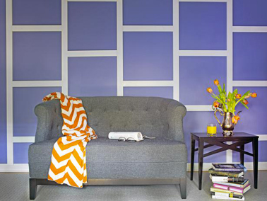 Une décoration murale pour le salon fabriquée avec des tasseaux de bois peints en blanc pour bien ressortir sur le mur bleu.