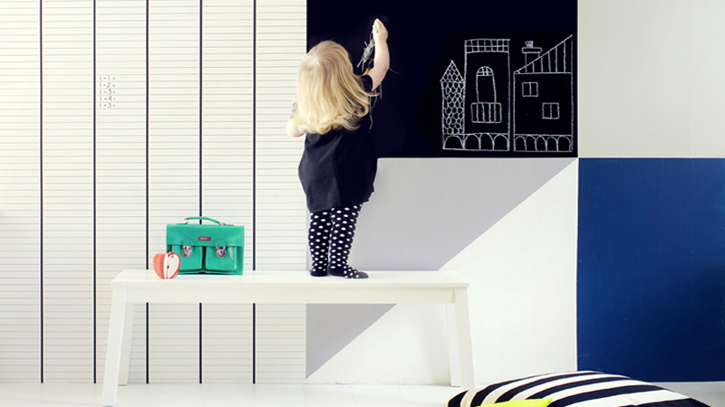 faire un mur pour le dessin et la peinture dans chambre enfant