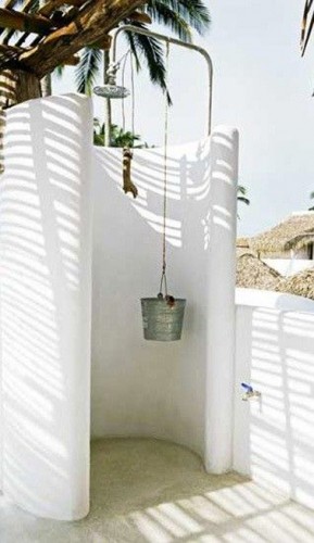 Douche de jardin esprit bord de mer  construire en arrondi avec pomme de douche classique.