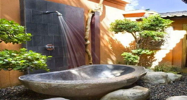 Elle accompagne les plaisirs extérieurs durant l'été, la douche de jardin s'installe facilement près de la piscine, sur une terrasse en bois, ou dans un coin du jardin