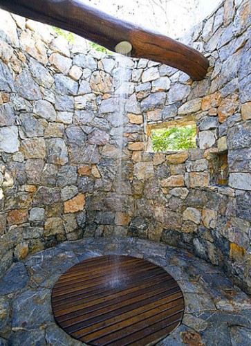 douche de jardin pour ambiance provençale installée sur une grosse poutre bois dans espace construit en pierres