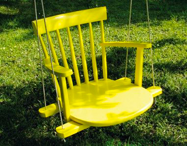 Faire une balançoire en bois avec une vieille chaise. commencer par couper les pied de la chaise et après peinture jaune fixer la chaise sur les barres de la balançoire